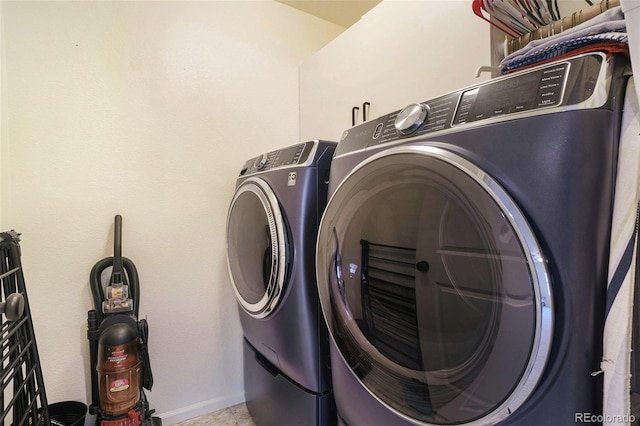 laundry room featuring cabinets and independent washer and dryer