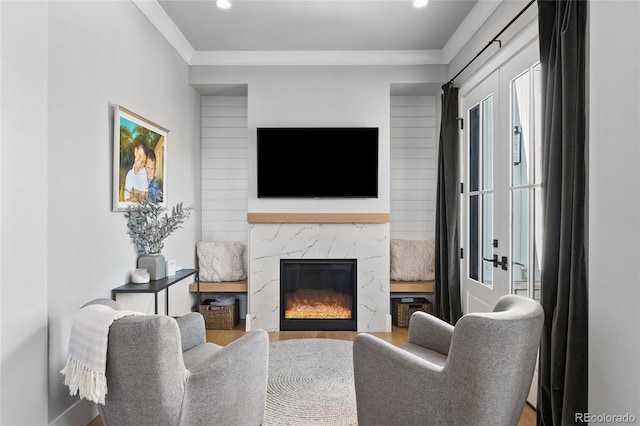living room featuring crown molding, recessed lighting, wood finished floors, and a fireplace