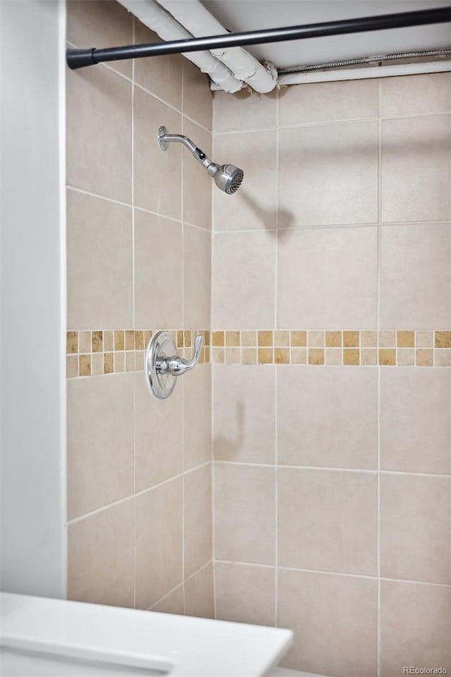 bathroom featuring a tile shower