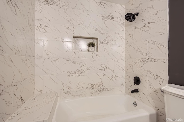 bathroom with tiled shower / bath combo