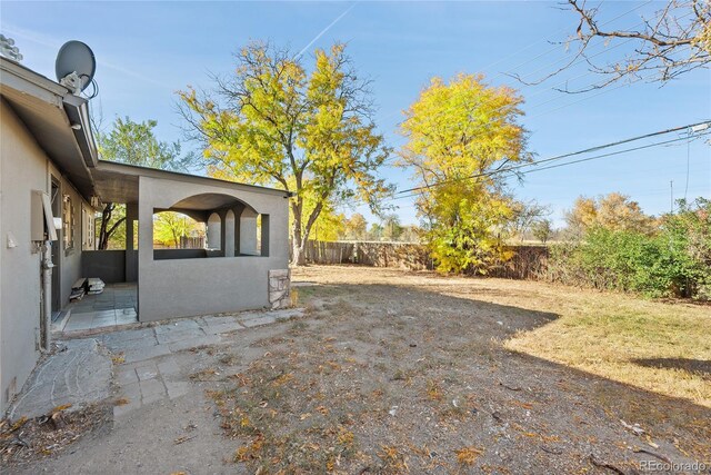 view of yard featuring a patio area