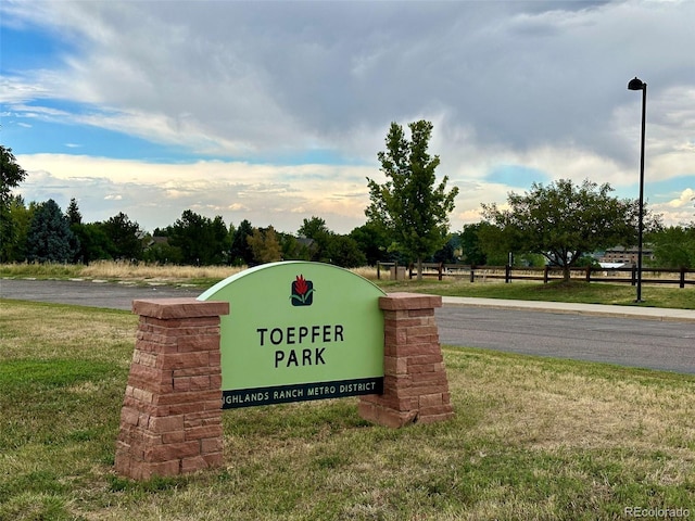 community sign with a lawn