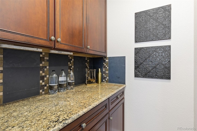 indoor dry bar featuring backsplash