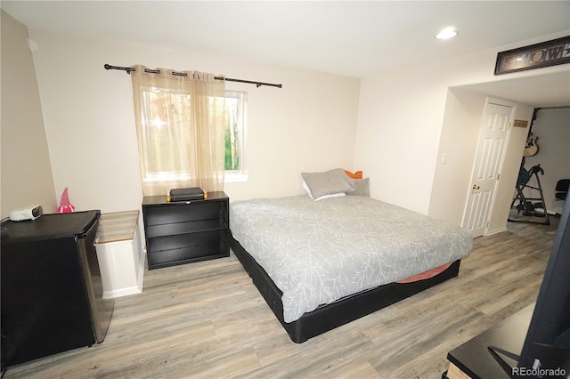 bedroom featuring baseboards, light wood-style floors, and recessed lighting