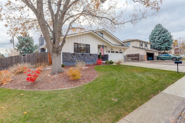 view of front facade featuring a garage and a front yard