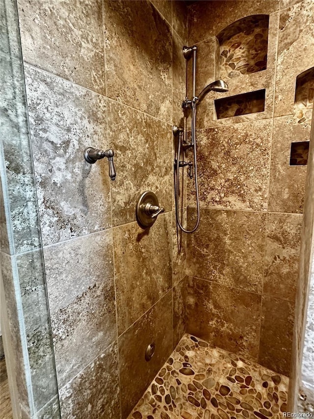 bathroom featuring a tile shower