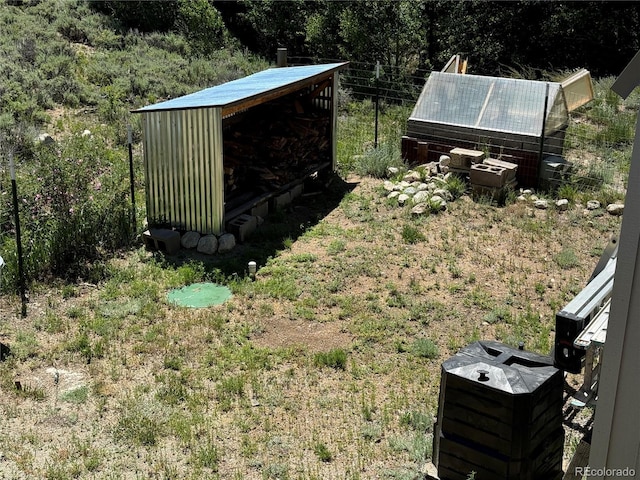 view of yard with an outdoor structure