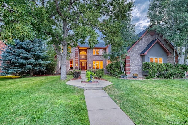 view of front of property featuring a front lawn