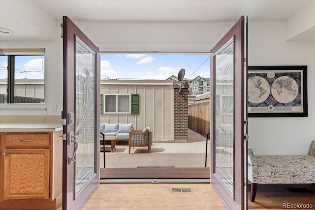 entryway featuring light wood-style floors and visible vents