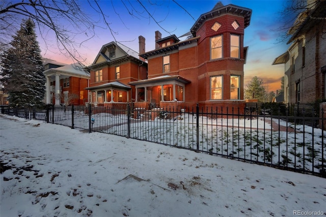 view of front facade featuring a fenced front yard