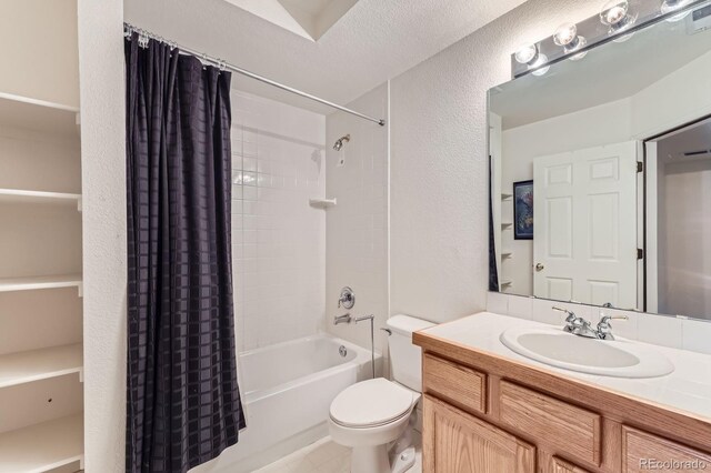 8915 S Field Ct, Littleton, CO 80128 - full bath featuring a textured wall, shower / tub combo with curtain, toilet, and vanity