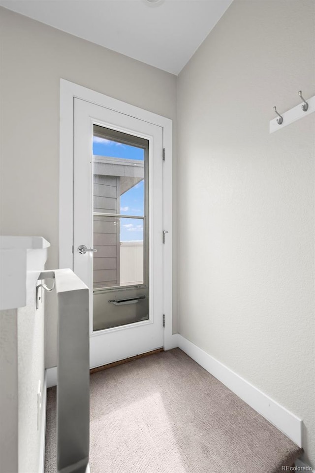 entryway featuring carpet flooring and baseboards