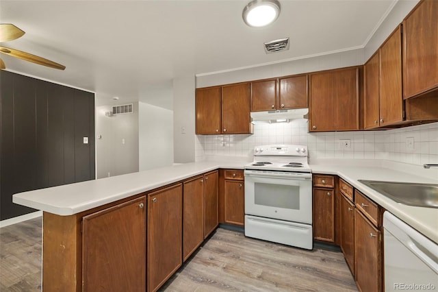 6432 Zephyr St, Arvada, CO 80004 - kitchen with white appliances, under cabinet range hood, light wood-style flooring, a peninsula, and ceiling fan