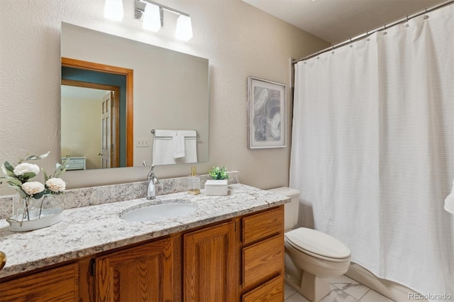 full bathroom featuring a shower with shower curtain, toilet, and vanity