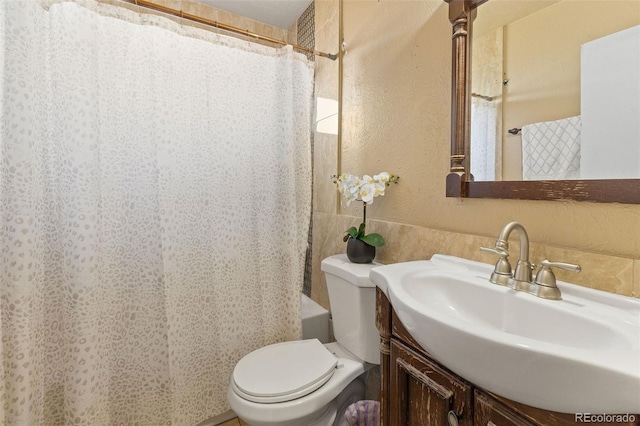full bathroom featuring toilet, vanity, and shower / bath combo with shower curtain
