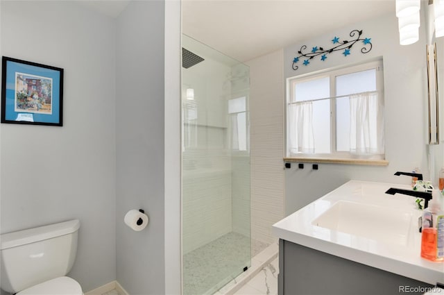 full bath featuring tiled shower, toilet, and vanity