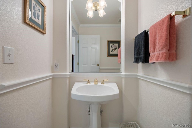 9278 E Aspen Hill Pl, Lone Tree, CO 80124 - bathroom featuring a chandelier, crown molding, and a textured wall