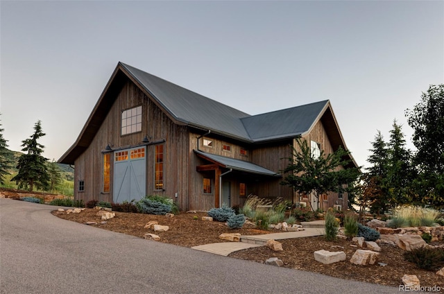 view of front facade featuring a garage