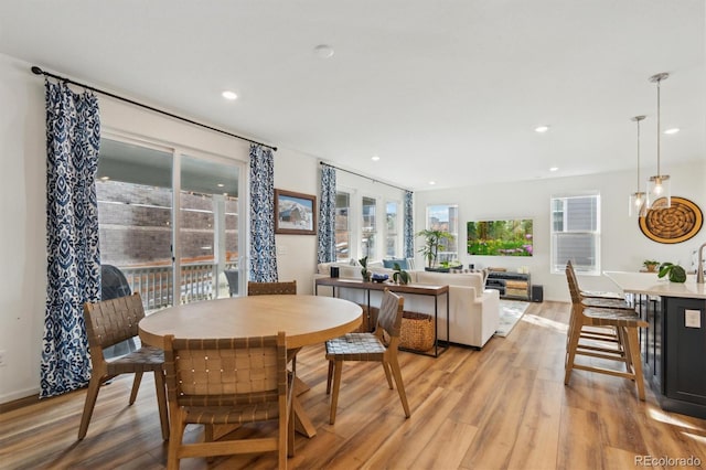 dining area featuring light wood-style floors, baseboards, and recessed lighting