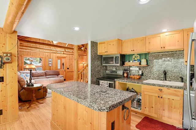 8905 Carol Ln, Conifer, CO 80433 - kitchen with stainless steel appliances, a sink, light brown cabinets, tasteful backsplash, and light wood-style flooring