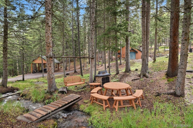 8905 Carol Ln, Conifer, CO 80433 - view of yard featuring a forest view and an outbuilding