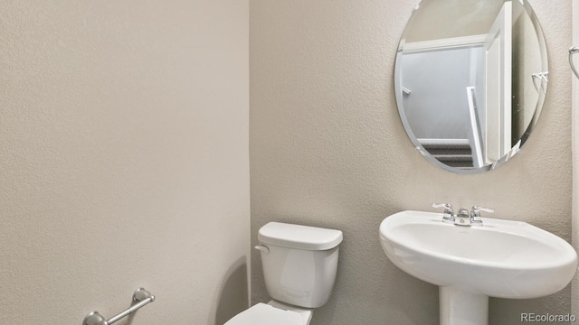 bathroom featuring toilet and sink