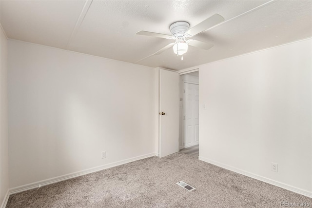 unfurnished room featuring ceiling fan and light colored carpet