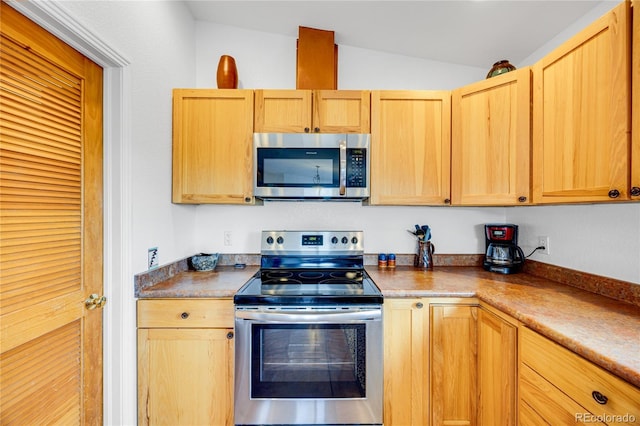 10 Taos Pl, Manitou Springs, CO 80829 - kitchen with stainless steel appliances, lofted ceiling, and light brown cabinetry