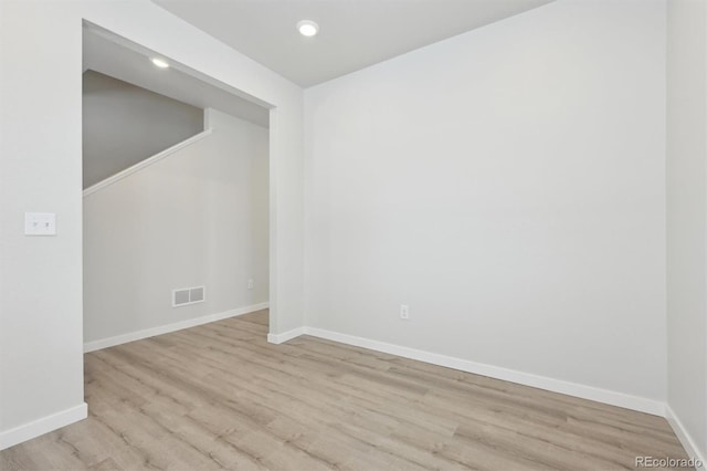 unfurnished room featuring light wood finished floors, baseboards, visible vents, and recessed lighting