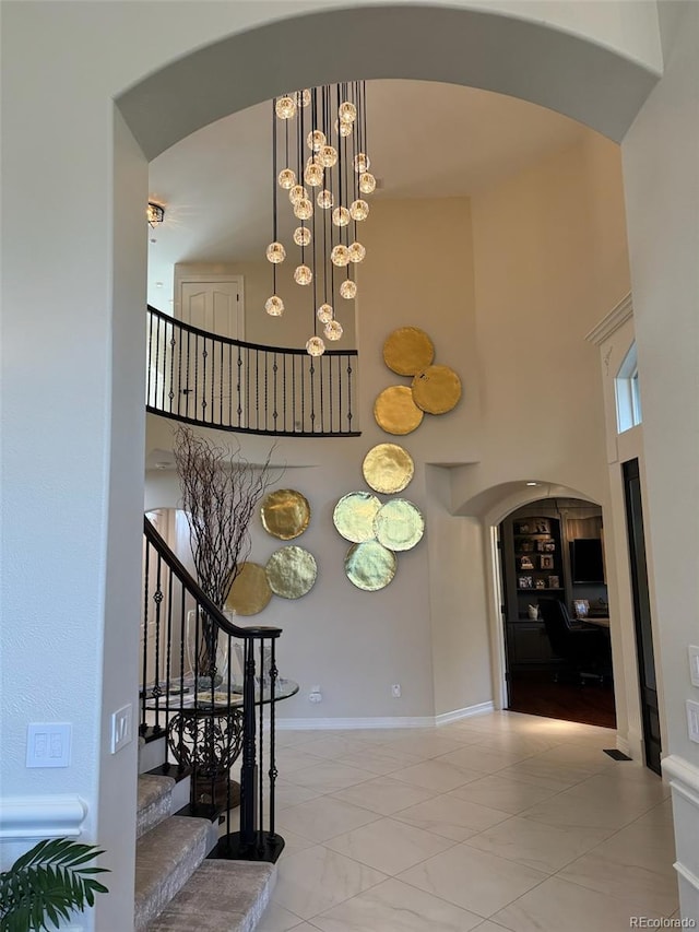 foyer featuring a chandelier and a high ceiling