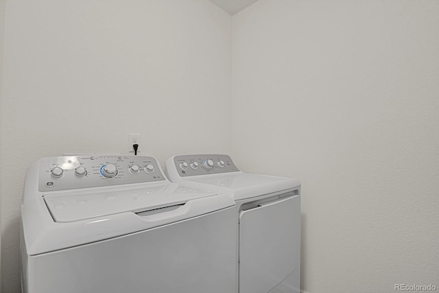 7325 S Waterloo Way, Aurora, CO 80016 - laundry area featuring separate washer and dryer