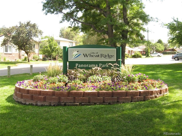 community / neighborhood sign with a yard