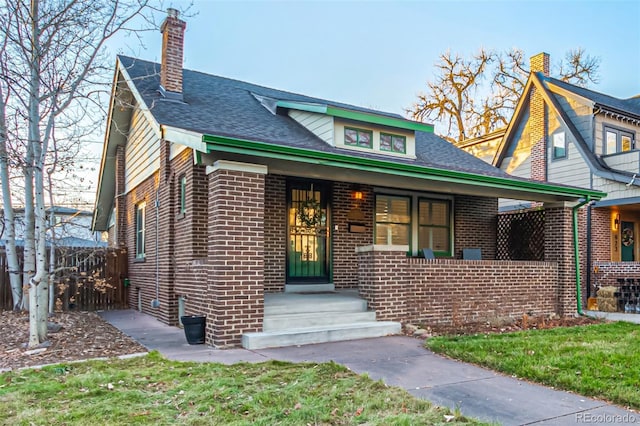 view of front of house featuring a front lawn