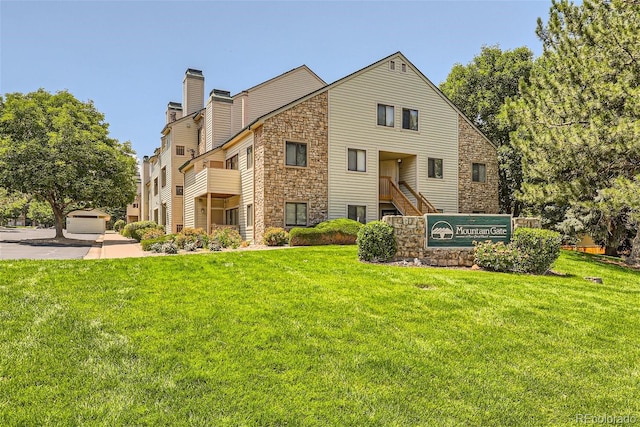 view of front of house with a front yard