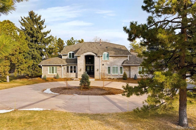 view of front of property with a front yard