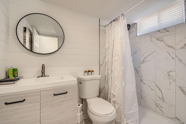 bathroom with a shower with shower curtain, vanity, and toilet