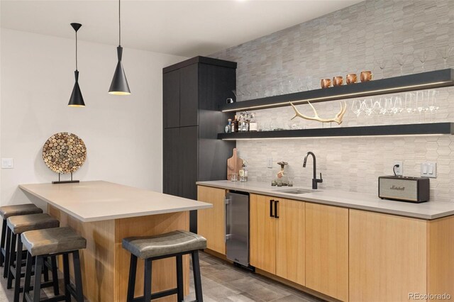 2800 Honors Ct, Silverthorne, CO 80498 - indoor wet bar with backsplash, refrigerator, and decorative light fixtures