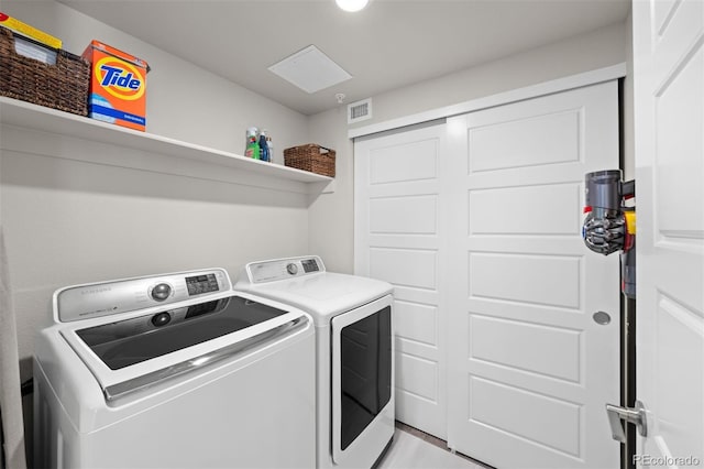 washroom featuring washing machine and clothes dryer