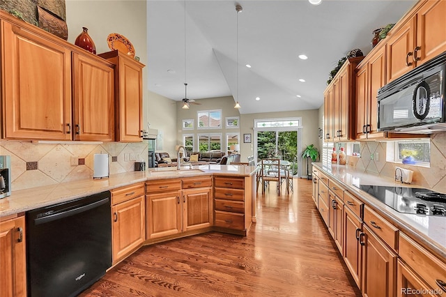 6696 S Quail Ct, Littleton, CO 80127 - kitchen with black appliances, wood finished floors, a peninsula, a ceiling fan, and recessed lighting