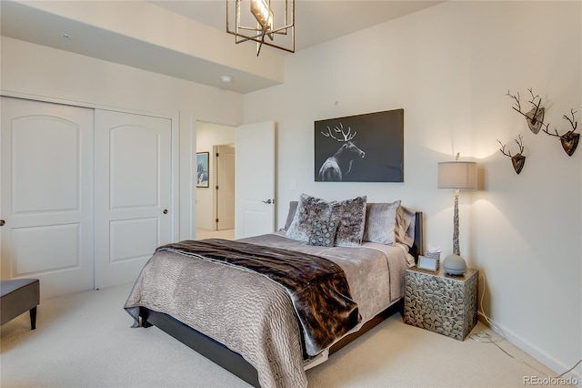 bedroom featuring carpet floors, baseboards, and a closet