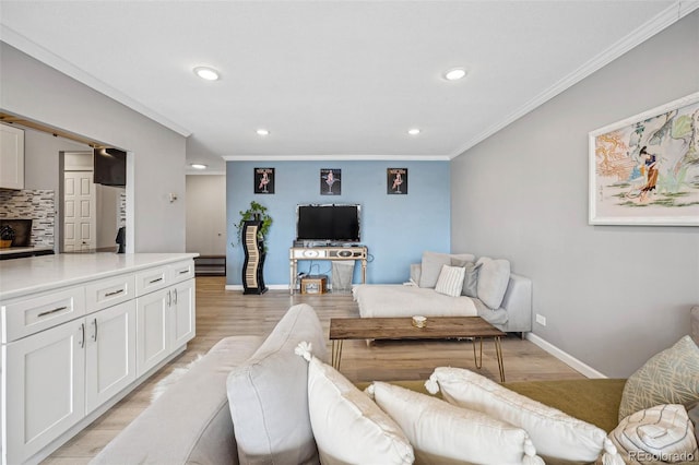 living area featuring baseboards, light wood finished floors, recessed lighting, and crown molding