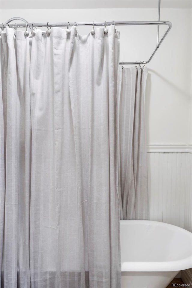 623 S Logan St, Denver, CO 80209 - full bath featuring a tub and wainscoting