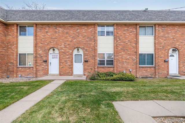 view of front of property with a front yard