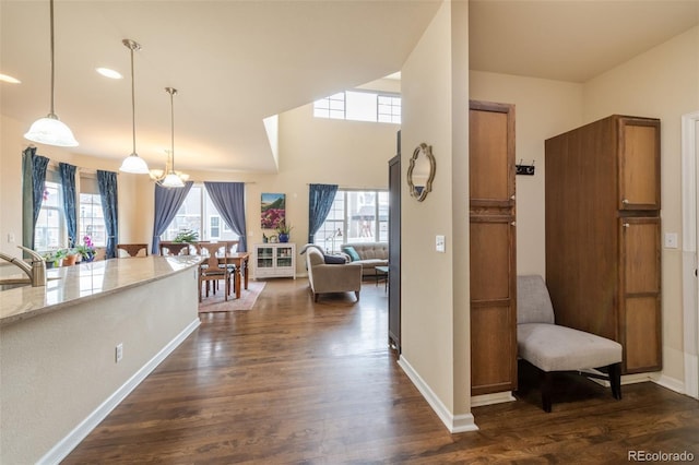 hall with sink, dark hardwood / wood-style floors, and a notable chandelier