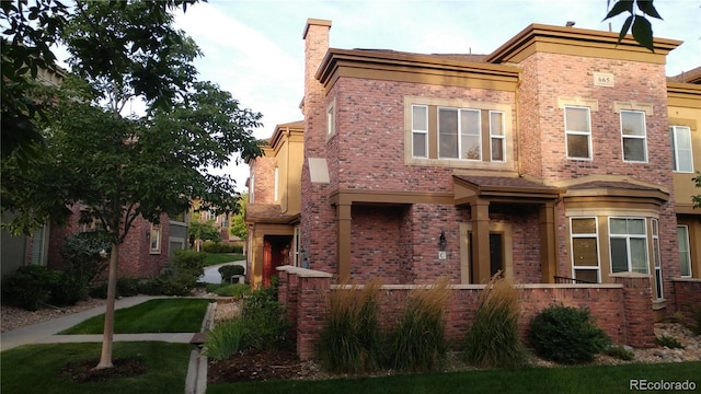 view of front facade with a front yard