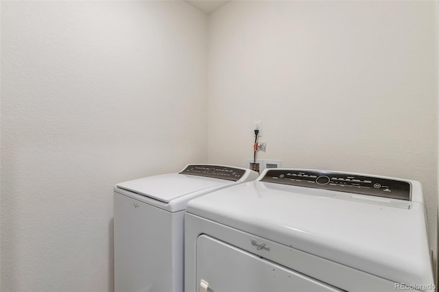 3963 N Quatar Ct, Aurora, CO 80019 - laundry area with washing machine and clothes dryer