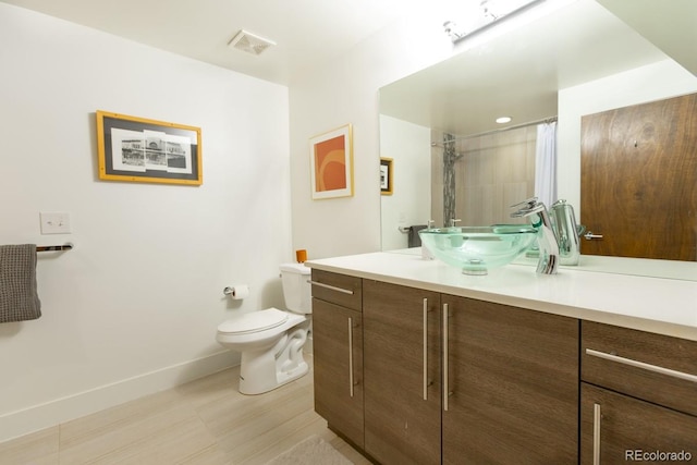 full bathroom with visible vents, baseboards, toilet, a shower with shower curtain, and vanity