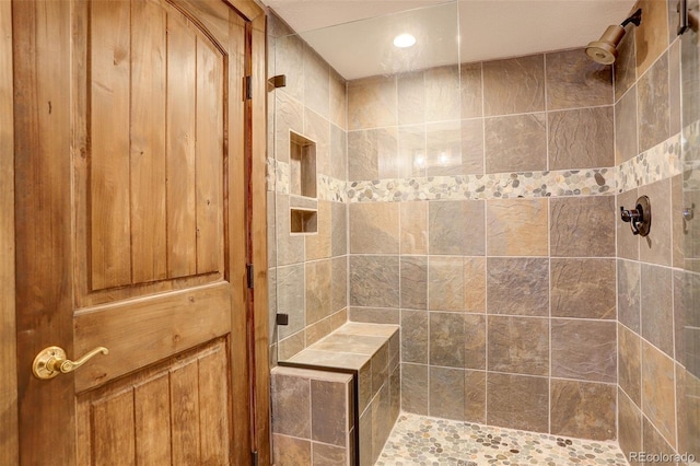 bathroom featuring a tile shower