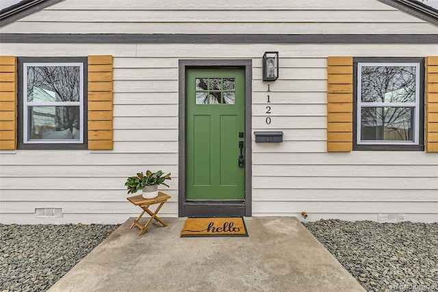 property entrance with crawl space