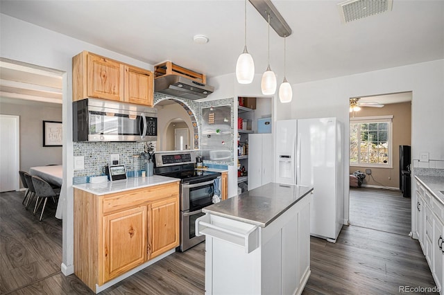kitchen with decorative backsplash, ceiling fan, visible vents, stainless steel appliances, and dark wood-type flooring